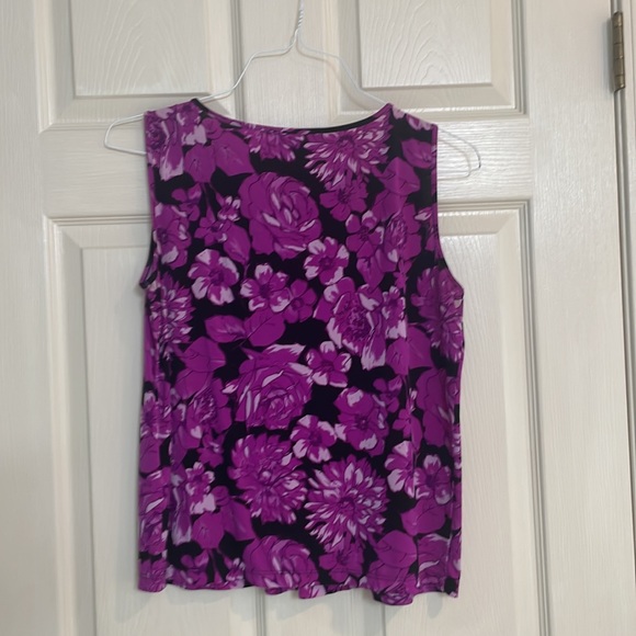 Sleeveless top. - Picture 3 of 4